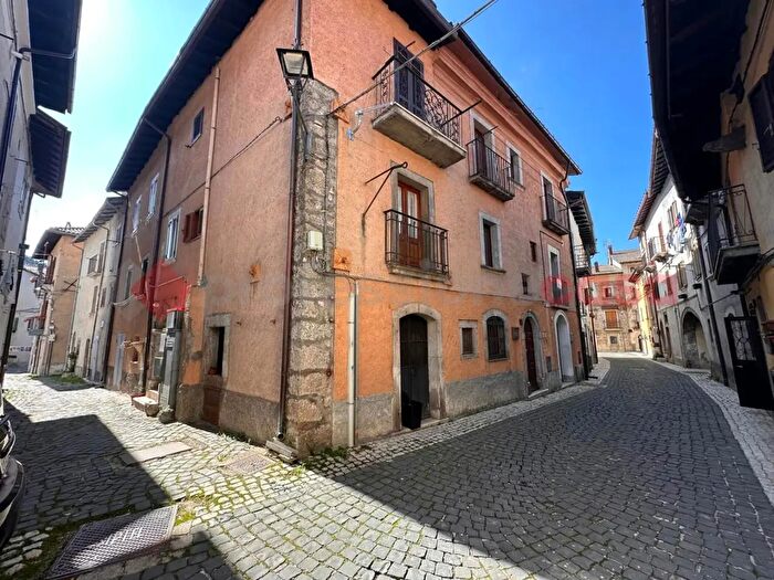 Casa quadrilocale in vendita in Via Valle San Paolo, Pescasseroli