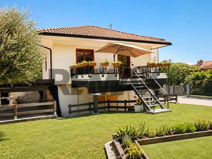 Casa con 5 locali in vendita in Via Europa, Leggiuno