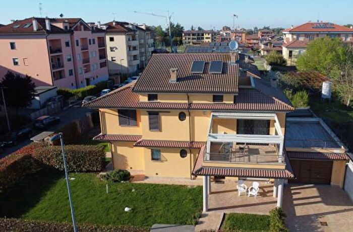 Casa con 6 locali in vendita in Via Donatello, Voghera