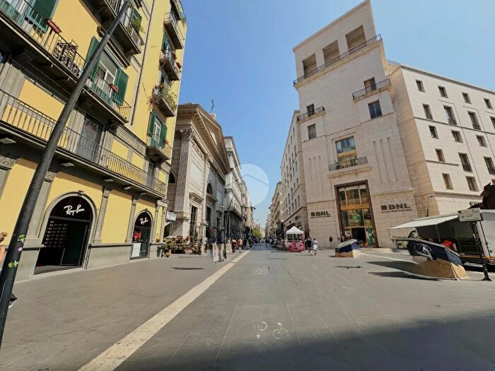 Appartamento trilocale in affitto in Via dei Fiorentini, Napoli
