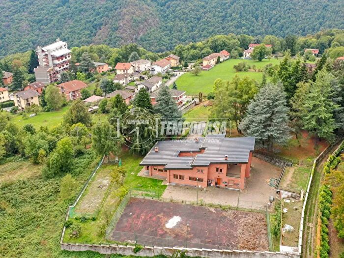 Casa con 11 locali in vendita in Via Freinetto, Coazze