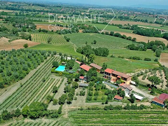 Casa con 20 locali in vendita in Montepulciano