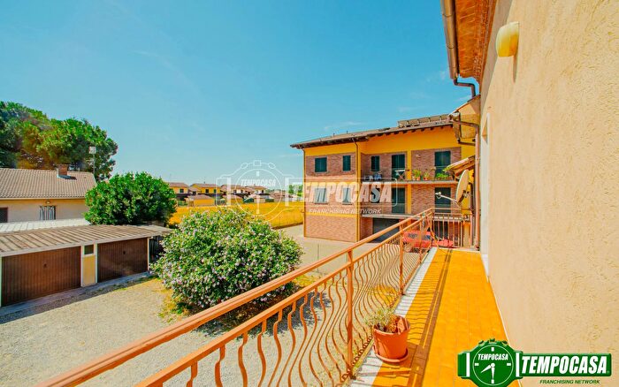 Appartamento trilocale in vendita in Via Barsanti, Cava Manara