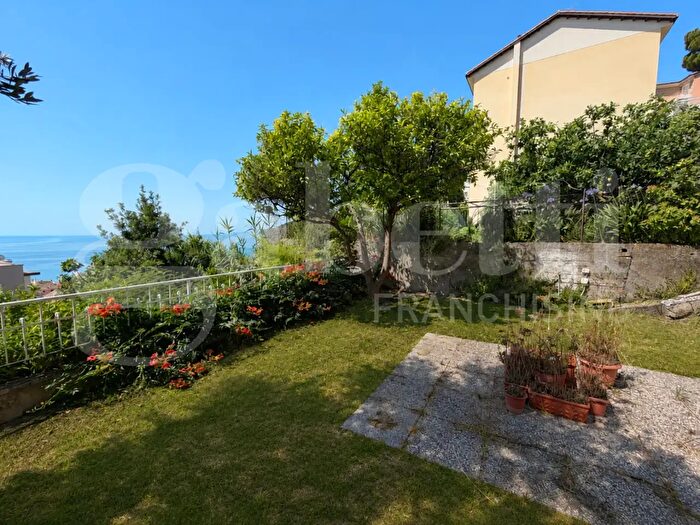 Appartamento bilocale in vendita in Via dei Forti di Legnino, Finale Ligure