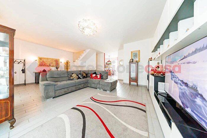 Appartamento con 8 locali in vendita in Livorno