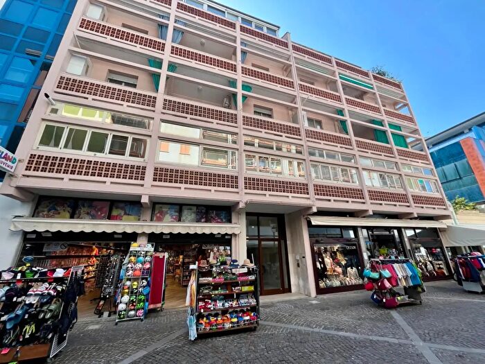 Appartamento con 8 locali in vendita in Via G Caprin, Grado