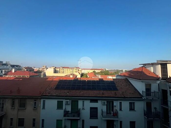 Appartamento quadrilocale in affitto in Piazza Giuseppe Grandi, Milano