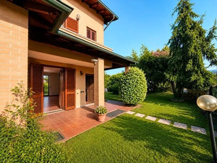 Casa con 6 locali in vendita in Via per Intimiano, Cantu