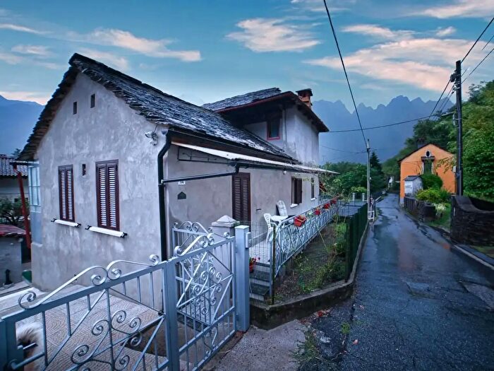 Casa con 9 locali in vendita in Migiandone, Ornavasso