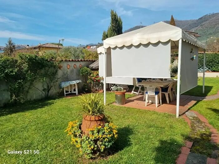 Casa con 10 locali in vendita in Carrara