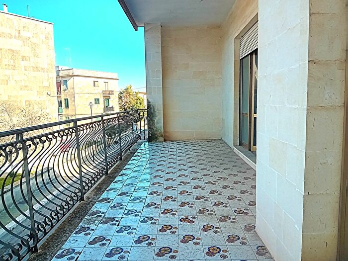 Casa con 12 locali in vendita in Maglie