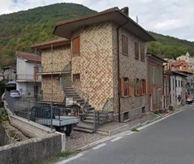 Casa con 5 locali in vendita in Via Cicolano, Rieti