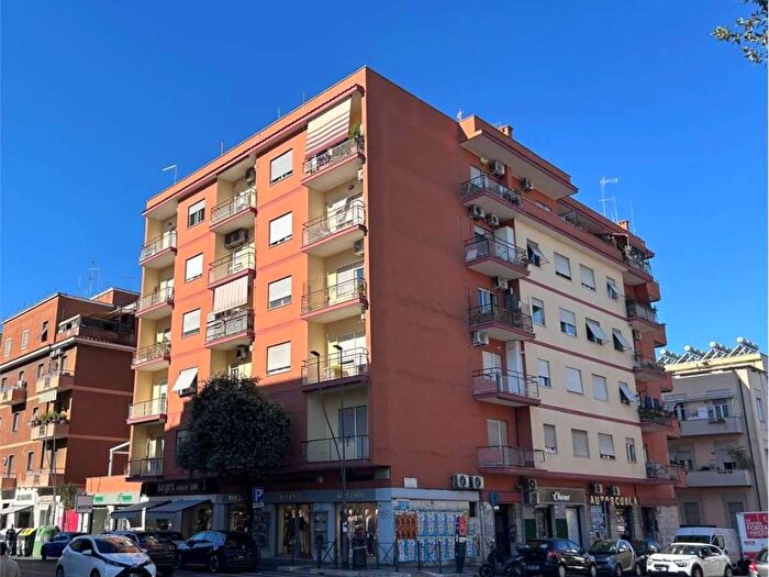 Appartamento trilocale in affitto in Via delle Robinie, Centocelle, Roma