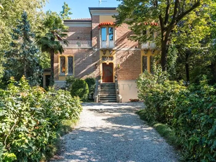 Casa con 5 locali in vendita in Viale Vittorio Cottafavi, Correggio
