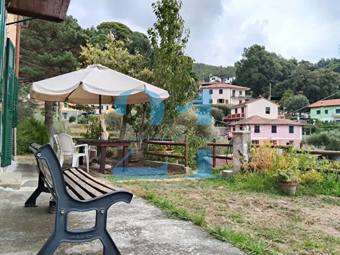 Appartamento trilocale in vendita in Via Costa, Varazze