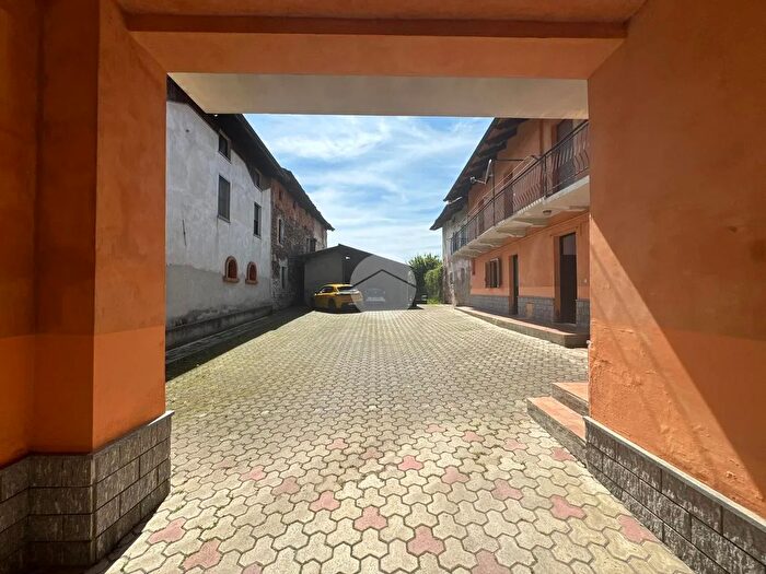 Casa con 6 locali in vendita in Via XXV Aprile, Castelletto Cervo