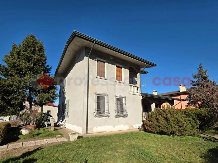 Casa con 10 locali in vendita in Via Piazza, Concamarise