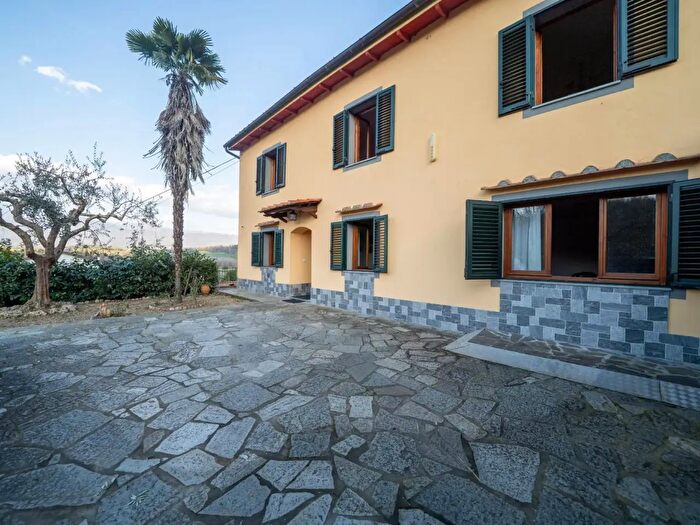 Casa con 8 locali in vendita in Strada Regionale, Figline e Incisa Valdarno