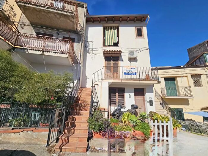 Appartamento trilocale in vendita in Piazza Villagrazia, Palermo