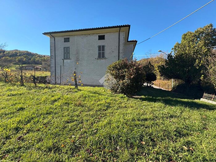 Casa con 6 locali in vendita in Via Contessa Vecchia, Cantiano