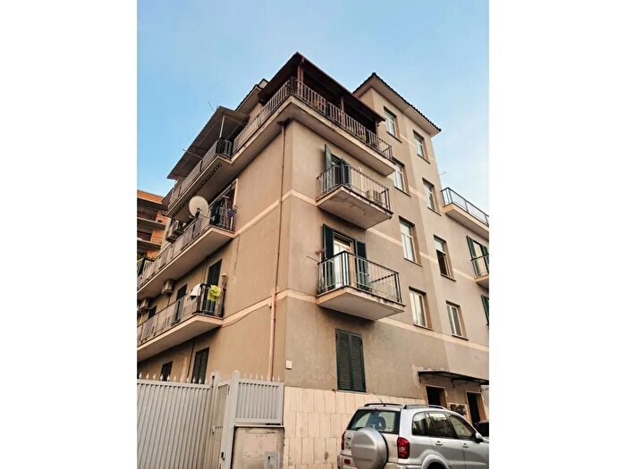 Appartamento trilocale in vendita in Via Careggine, Roma