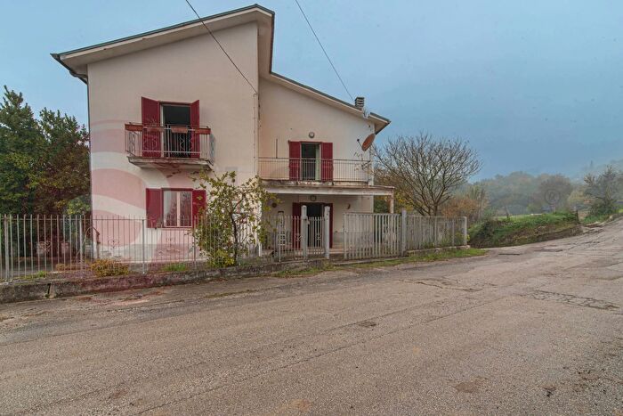 Casa con 8 locali in vendita in Via Farneto, Rocca DEvandro