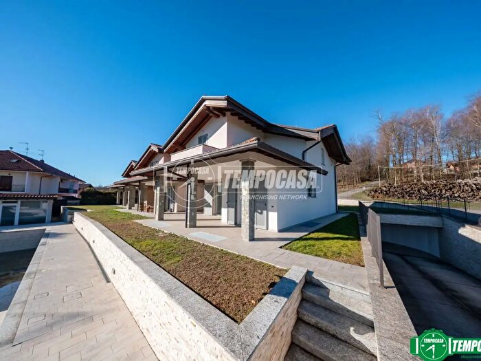 Casa con 6 locali in vendita in Via Erro, Paruzzaro