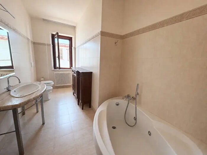 Casa con 15 locali in vendita in Chiusi