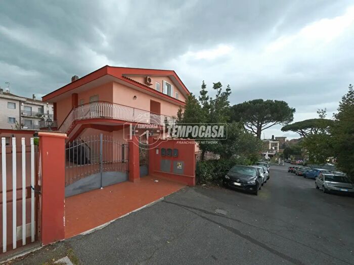 Appartamento con 5 locali in vendita in Via Carlo Bertolazzi, Roma