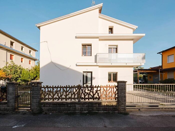 Casa con 6 locali in vendita in Via Fratelli Manfredi, Veggia Villalunga, Casalgrande