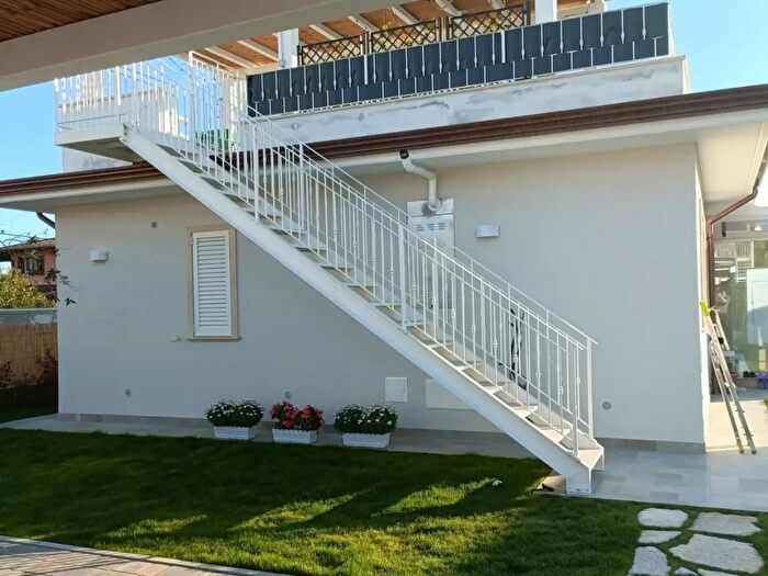 Casa trilocale in vendita in Massa