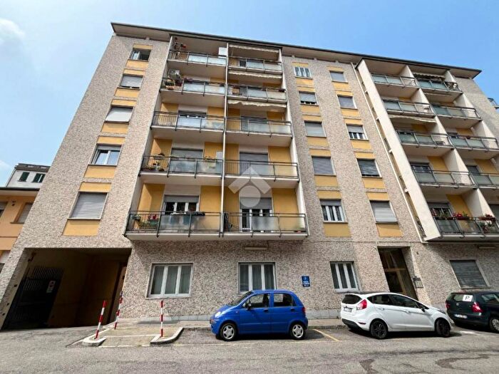 Appartamento trilocale in affitto in Via delle Medaglie DOro, Centro, Varese