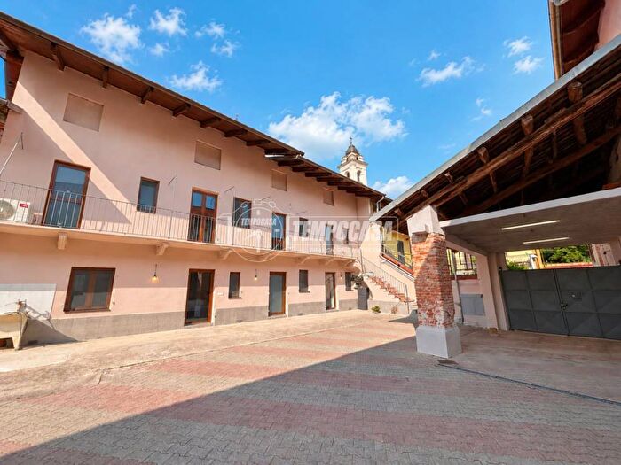 Casa con 6 locali in vendita in Via Vittorio Emanuele II, Foglizzo