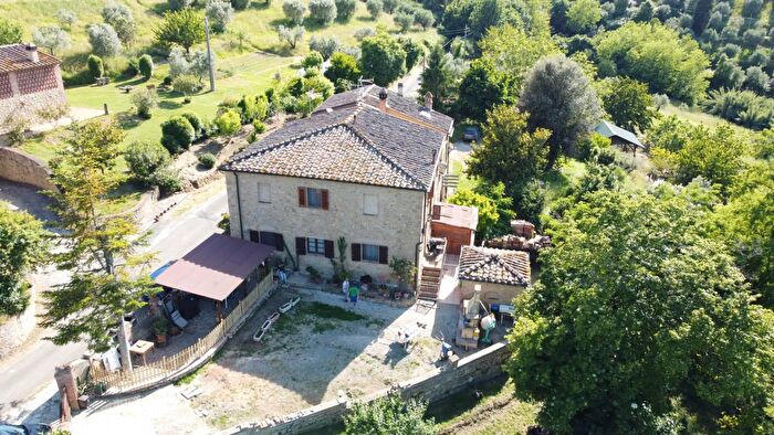 Casa con 9 locali in vendita in Volterra