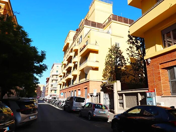 Appartamento trilocale in vendita in Via Pescara, Roma