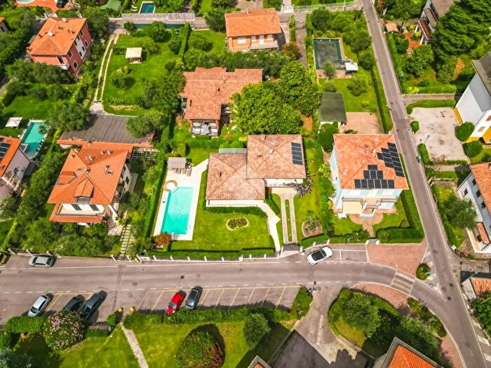 Casa quadrilocale in vendita in Via Serafino Gnutti, Toscolano Maderno