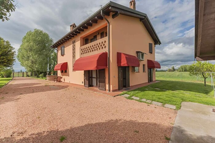 Casa con 6 locali in vendita in Via Valle, San Pietro In Casale