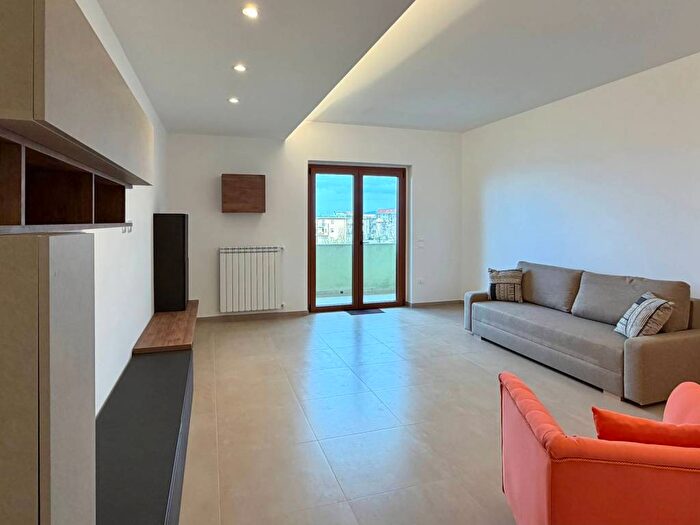 Appartamento trilocale in affitto in Via della Quercia, Centro, Paola