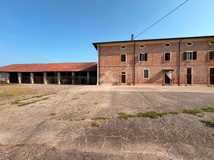 Casa con 8 locali in vendita in Via Ca' De' Corti, Cingia De' Botti