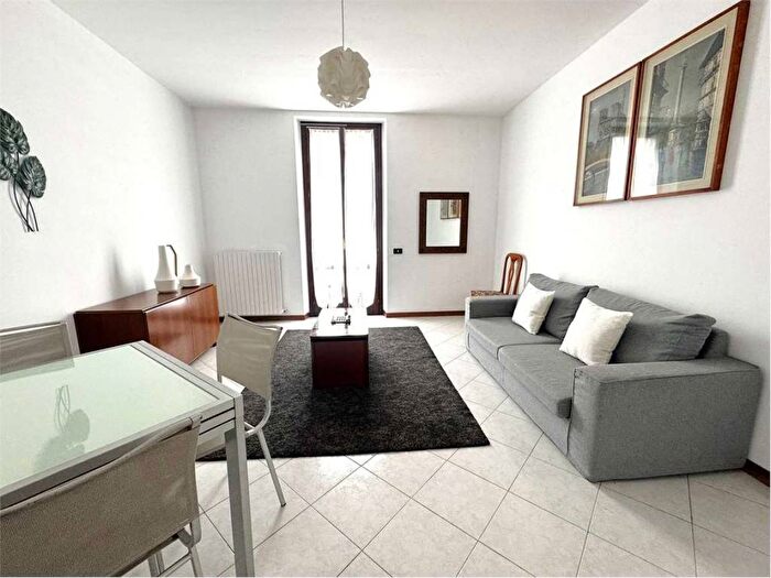 Appartamento trilocale in affitto in via Bernabò Visconti, San Carlo, Milano