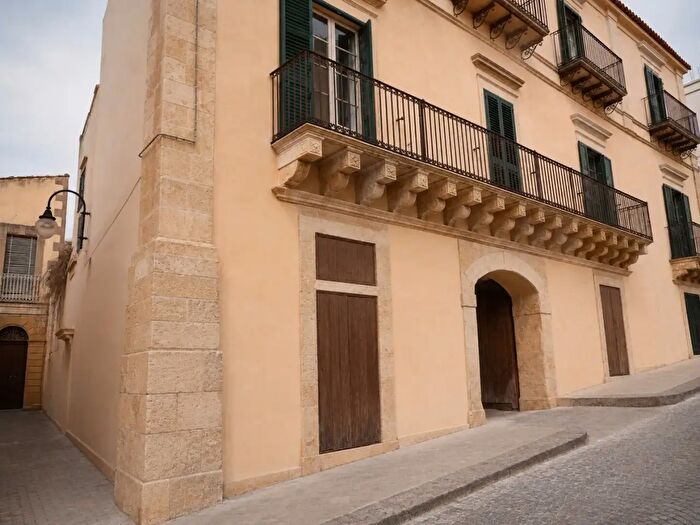 Appartamento con 10 locali in vendita in Via Antonio Sofia, Noto