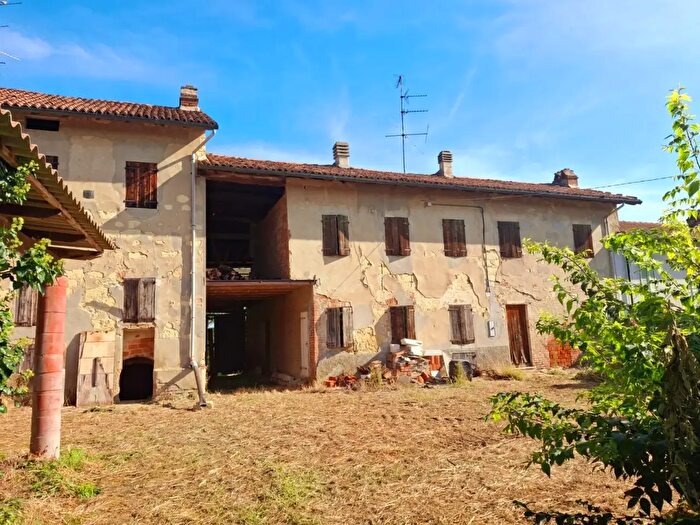 Casa con 8 locali in vendita in Strada Alessandria, Casale Monferrato