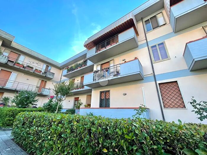 Appartamento con 5 locali in vendita in Via Vesuvio, Prato