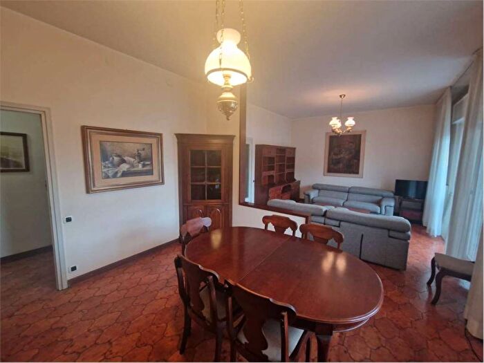 Appartamento con 6 locali in affitto in via Carbonieri, SantAgnese Università, Modena