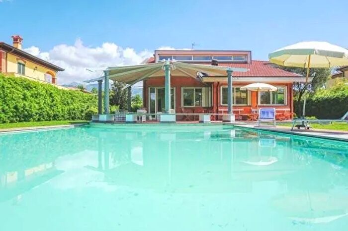 Casa con 19 locali in affitto in Forte Dei Marmi