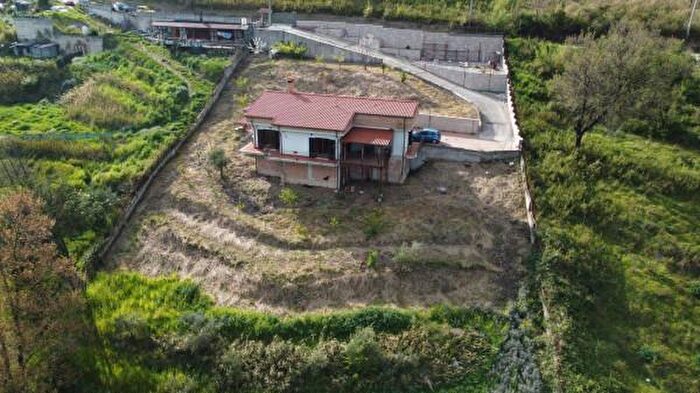 Casa quadrilocale in vendita in Via Vainisi, Salerno