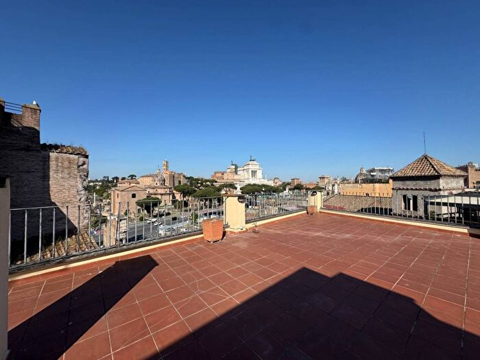 Casa con 6 locali in affitto in Via Tor de Conti, Monti, Roma