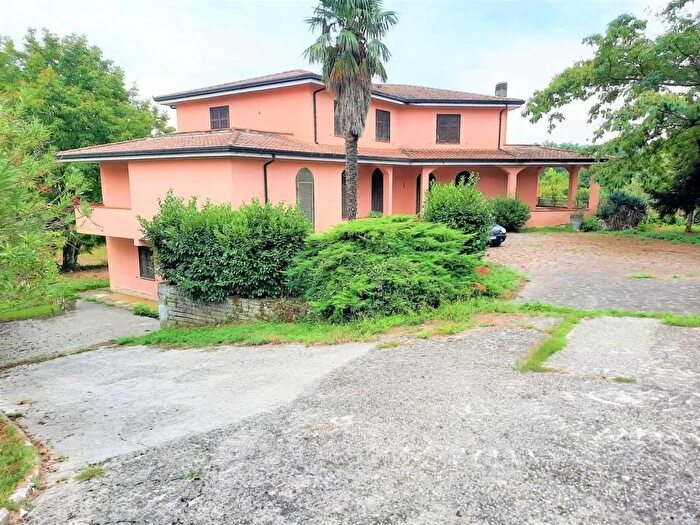 Casa con 15 locali in vendita in Monte San Giovanni Campano