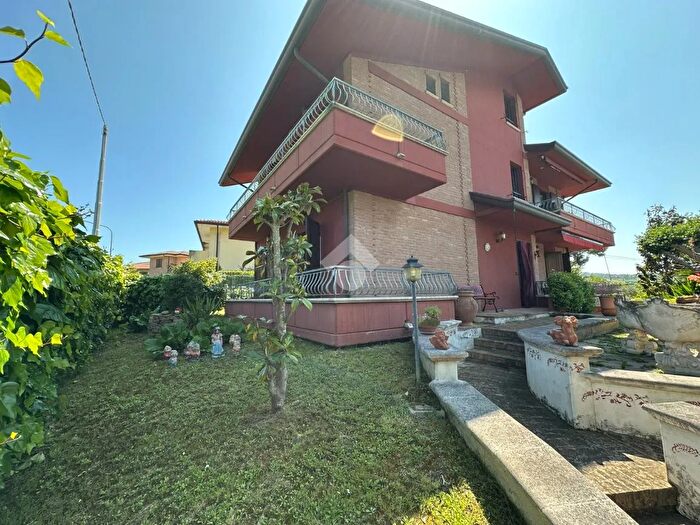 Casa con 6 locali in vendita in Via Pesaro, Gradara