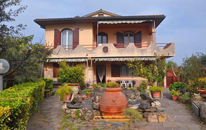 Casa con 10 locali in vendita in Rosignano Marittimo